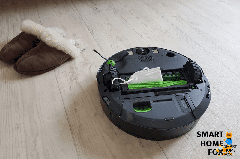 Робот-пылесос засосал плоский предмет